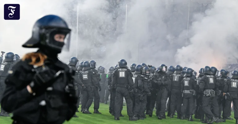 polizisten-stehen-statt.webp.webp