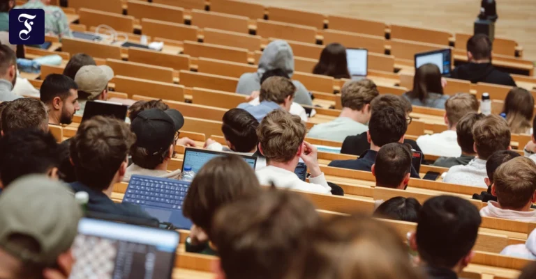 studenten-in-einem-hoersaal.webp.webp
