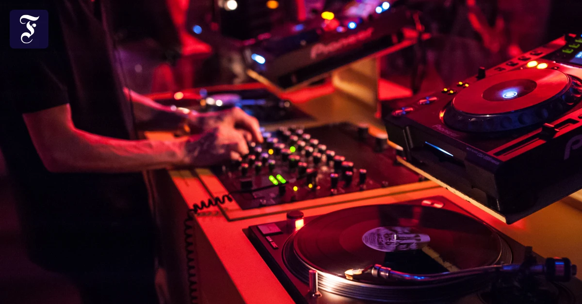 tanzbar-ein-dj-legt-auf-und.webp.webp