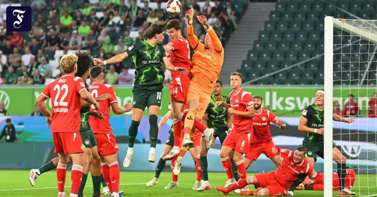 torwart-julian-krahl-klaert.webp.webp