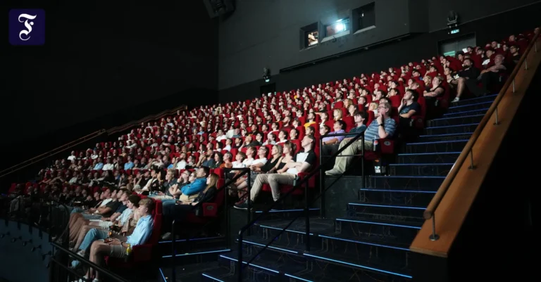 volles-haus-ein-kino-in-prag.webp.webp