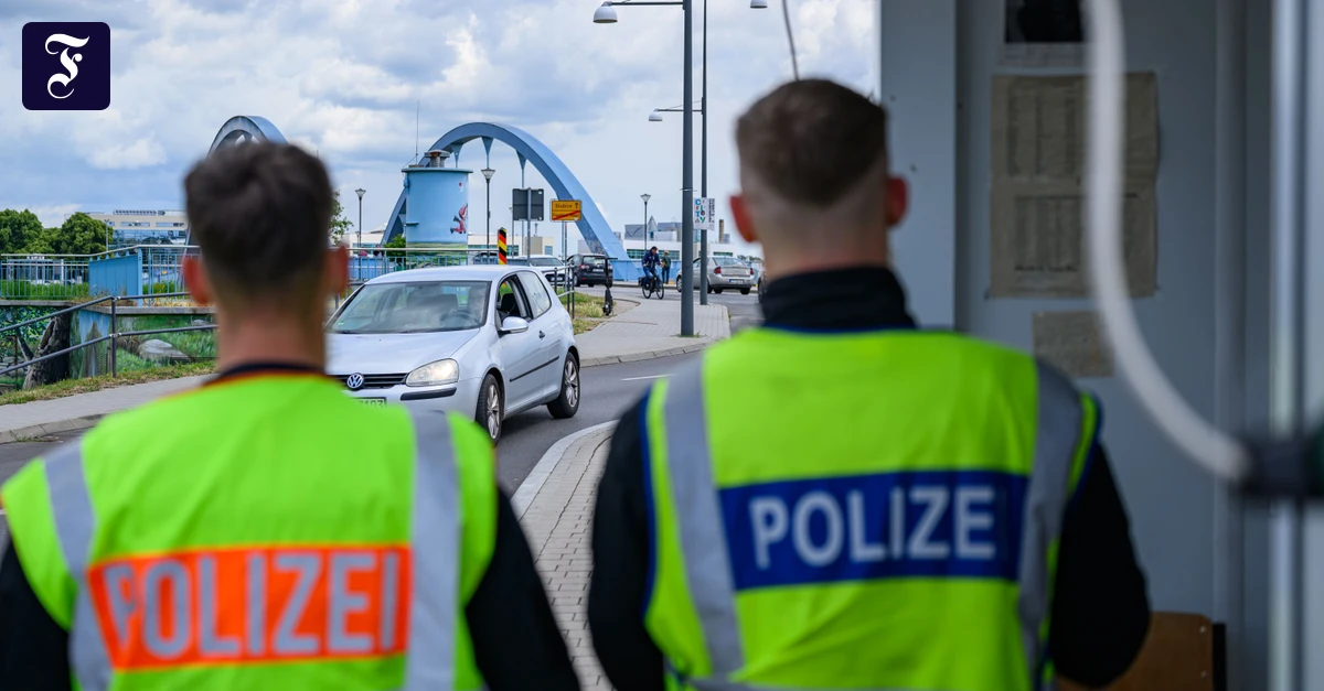 zwei-beamte-der-bundespolizei.webp.webp