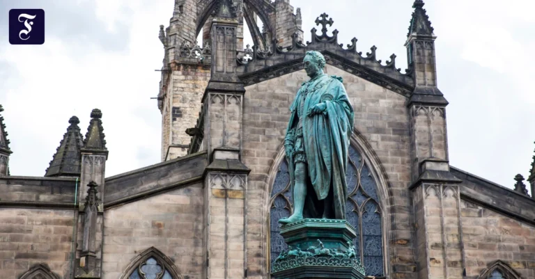 adam-smith-statue-in-der.webp.webp
