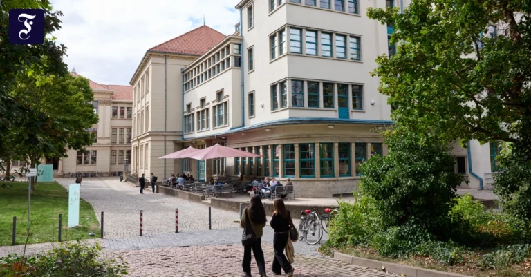 auf-dem-universitaetsplatz-dem.webp.webp