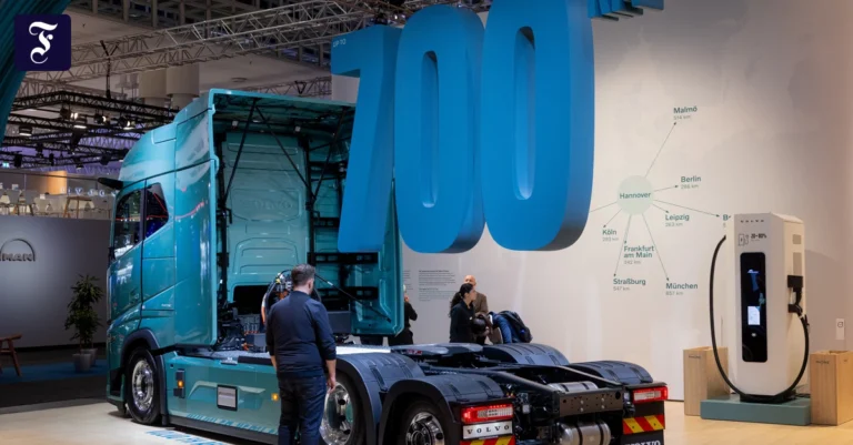 besucher-der-iaa-betrachten.webp.webp
