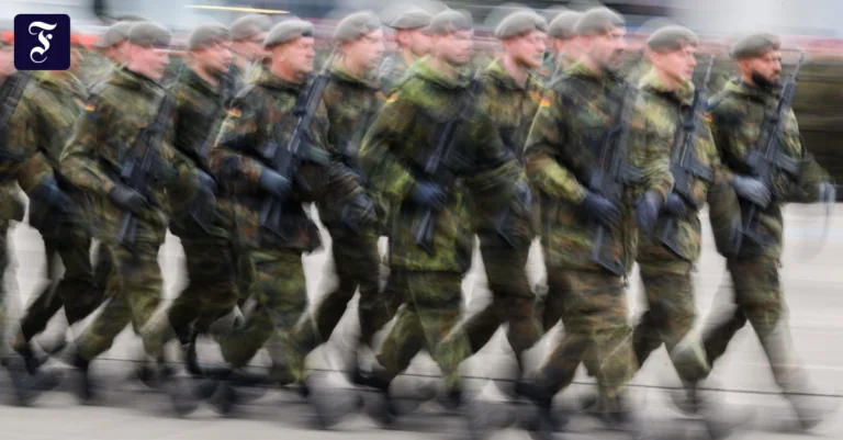 bundeswehrsoldaten-marschieren.webp.webp