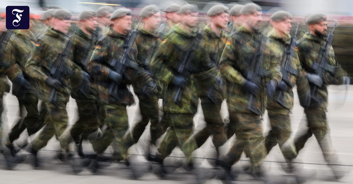 bundeswehrsoldaten-marschieren.webp.webp