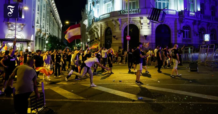 demonstranten-auf-den-strassen.webp.webp