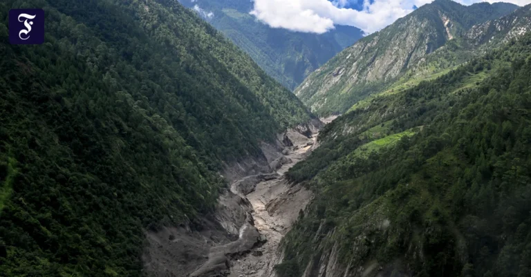 der-bhotekoshi-fluss-in-dem.webp.webp