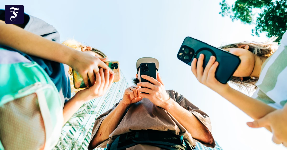 die-griffe-zum-smartphone-im.webp.webp