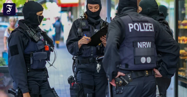 duisburg-polizeibeamte-stehen.webp.webp
