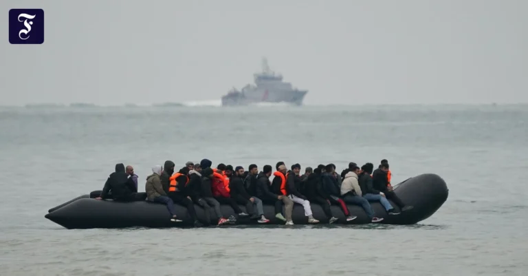 ein-boot-migranten-an-bord-im.webp.webp
