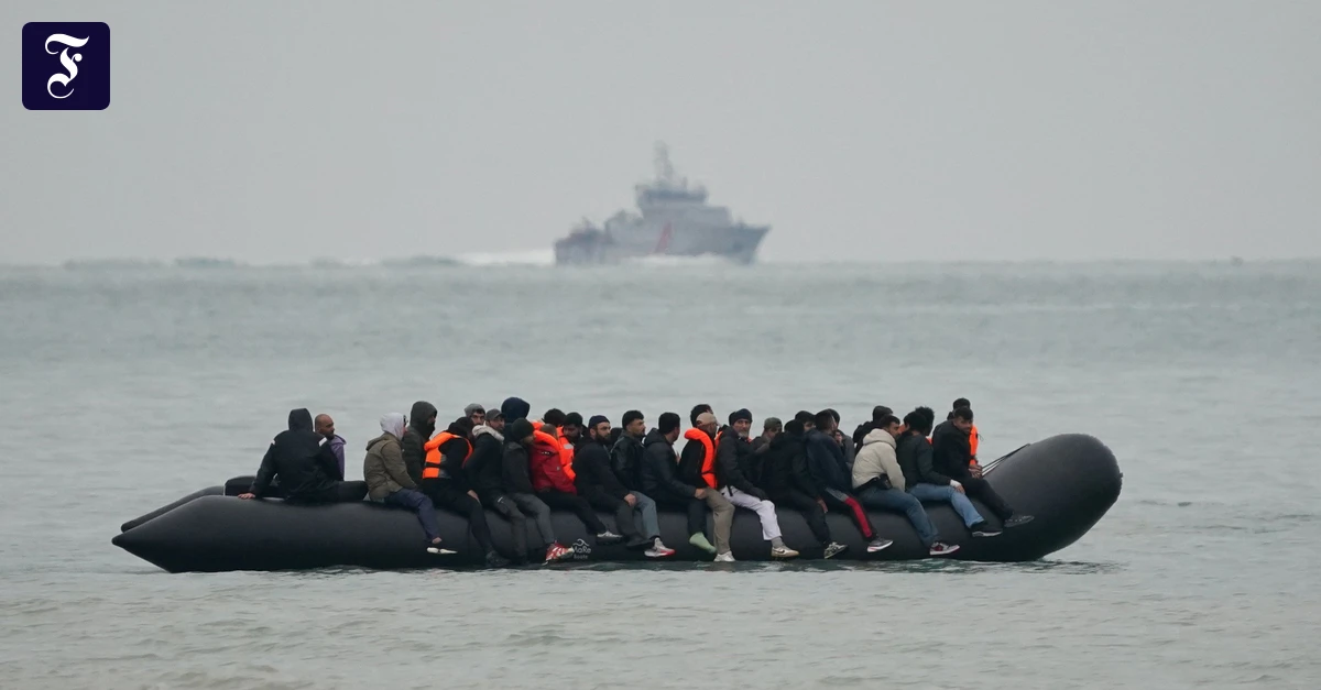 ein-boot-migranten-an-bord-im.webp.webp