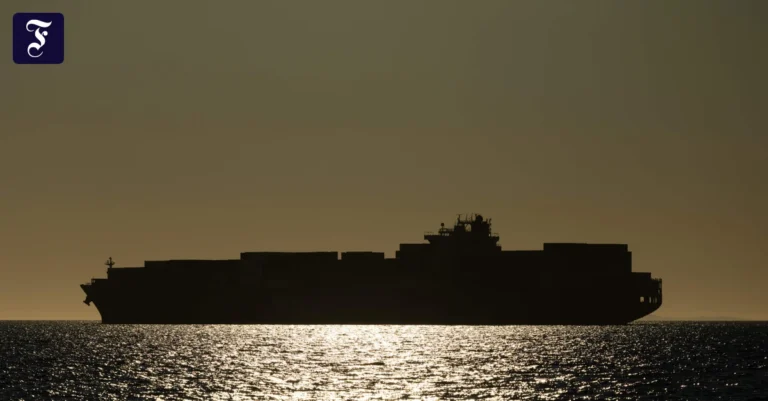 ein-containerschiff-vor.webp.webp