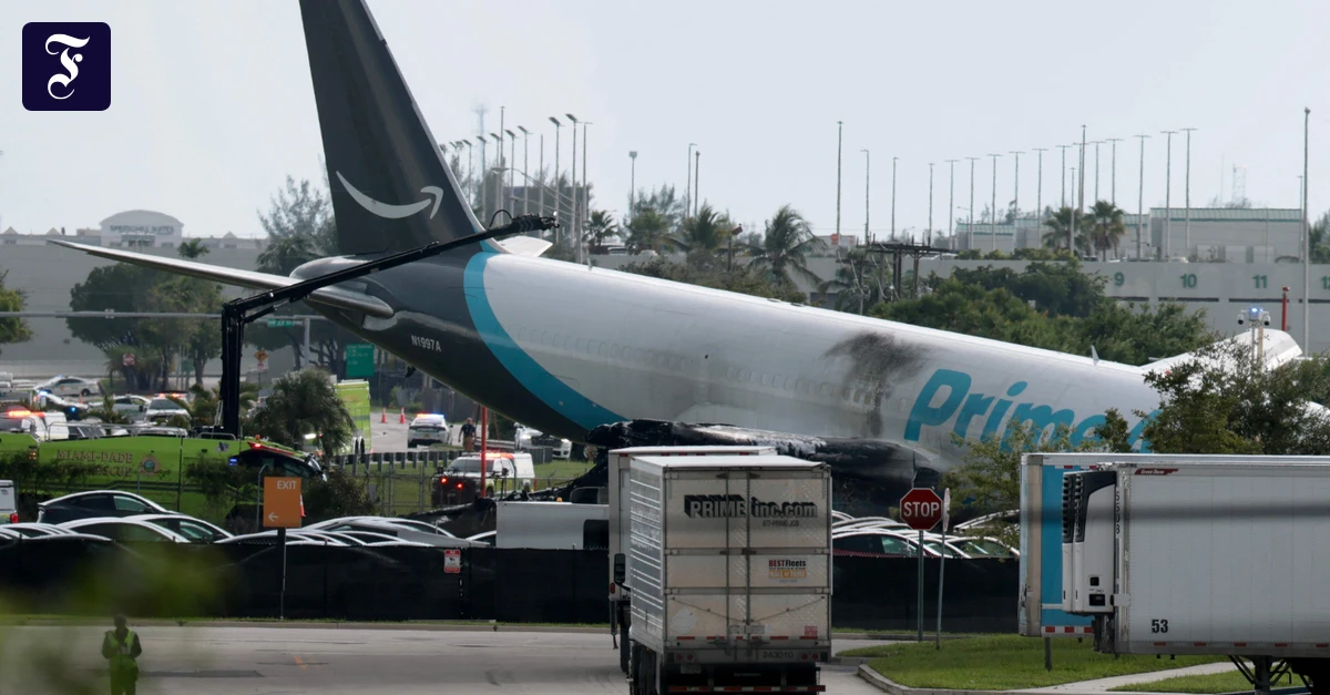 ein-frachtflugzeug-ist-am.webp.webp