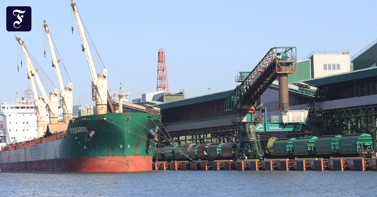 ein-frachtschiff-im-september.webp.webp