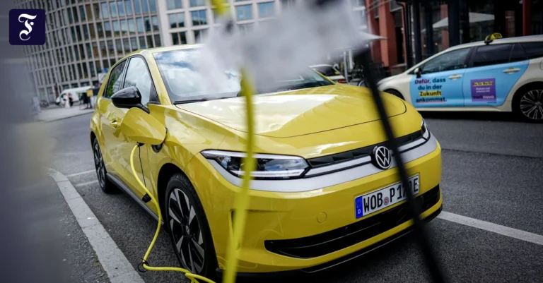 ein-id-polo-von-vw-steht-auf.webp.webp