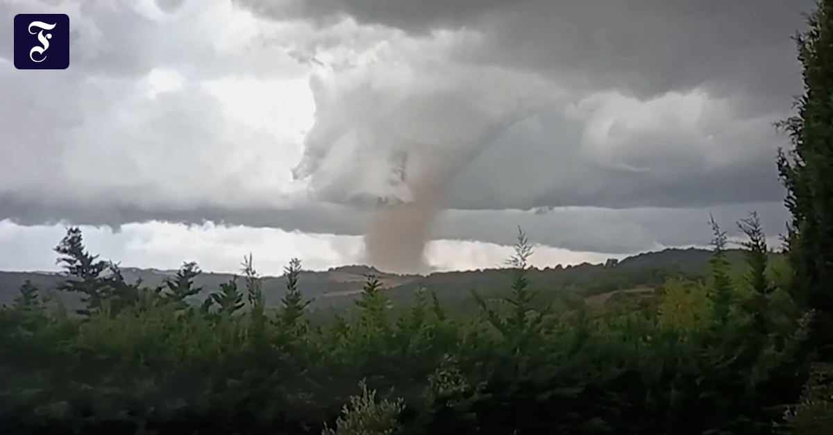 ein-tornado-zieht-ueber-das.webp.webp