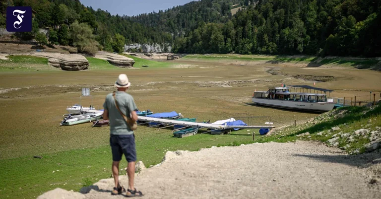 ein-tourist-steht-im-august-am.webp.webp