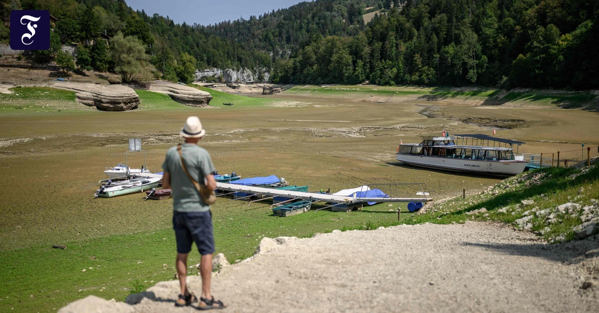ein-tourist-steht-im-august-am.webp.webp