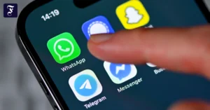 eine-frau-haelt-ein-smartphone.webp.webp