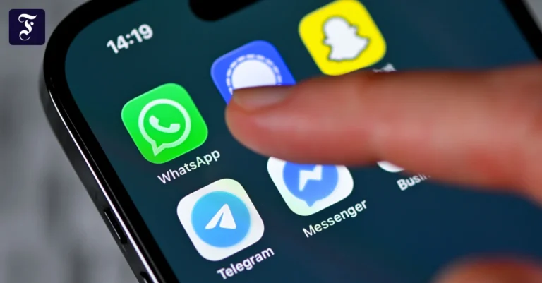 eine-frau-haelt-ein-smartphone.webp.webp