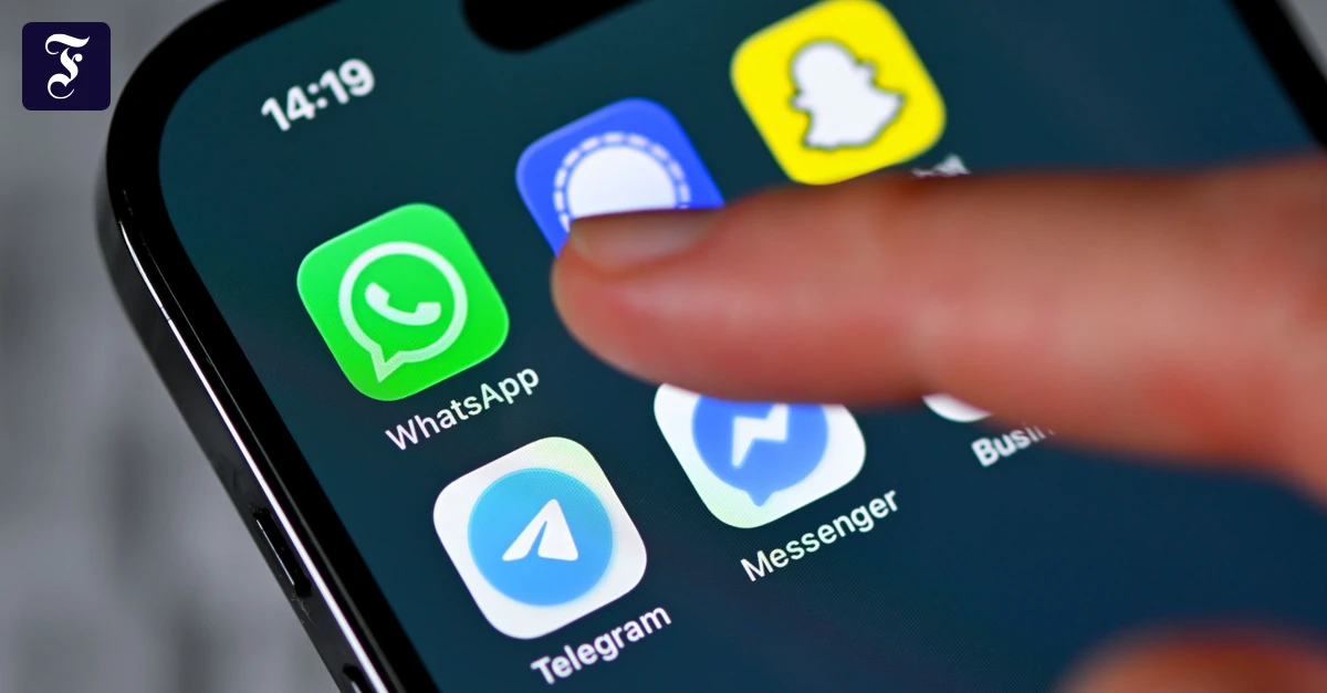 eine-frau-haelt-ein-smartphone.webp.webp