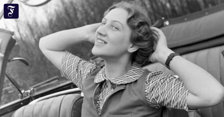 eine-frau-sitzt-in-einem-auto.webp.webp