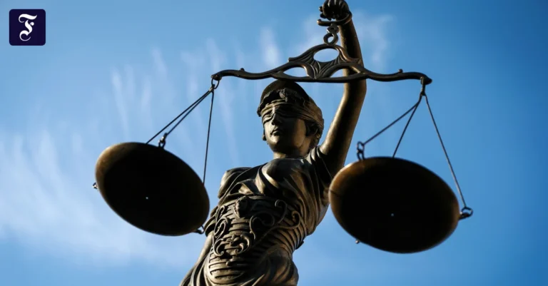 eine-statue-der-justitia-haelt.webp.webp