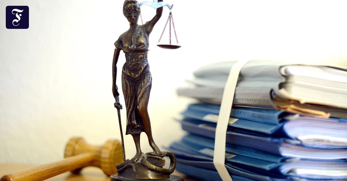 eine-statue-der-justitia-steht.webp.webp
