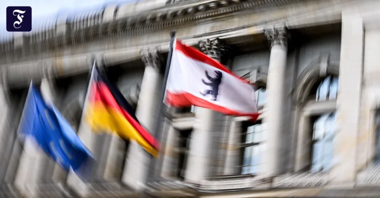 flaggen-wehen-vor.webp.webp