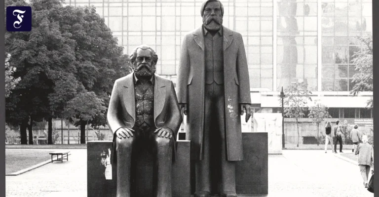 fussballfans-marx-und-engels.webp.webp