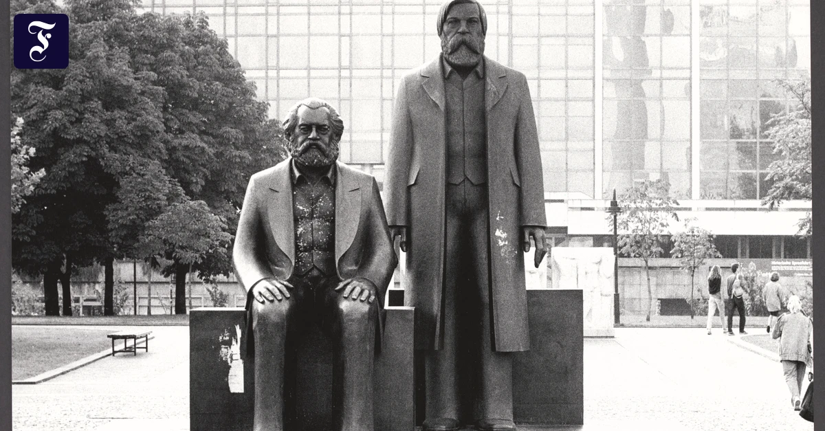 fussballfans-marx-und-engels.webp.webp