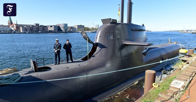 in-kiel-angedockt-ein-u-boot.webp.webp