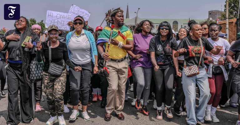 kempton-park-protestierende.webp.webp