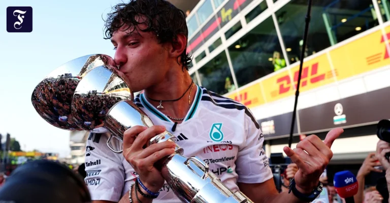kuss-fuer-den-siegerpokal-kimi.webp.webp