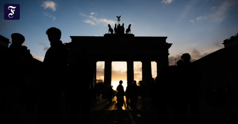 menschen-stehen-bei.webp.webp