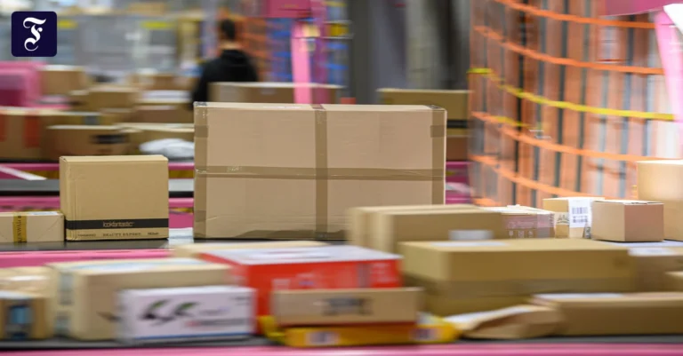 pakete-liegen-in-einem-dhl.webp.webp