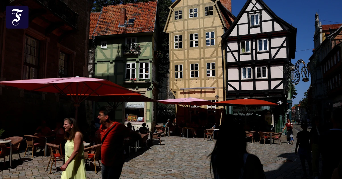passanten-in-der-restaurierten.webp.webp