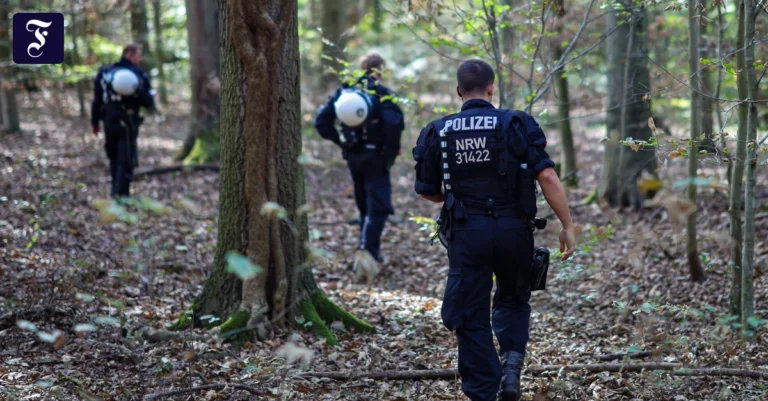 polizeibeamte-bei-der-suche-im.webp.webp