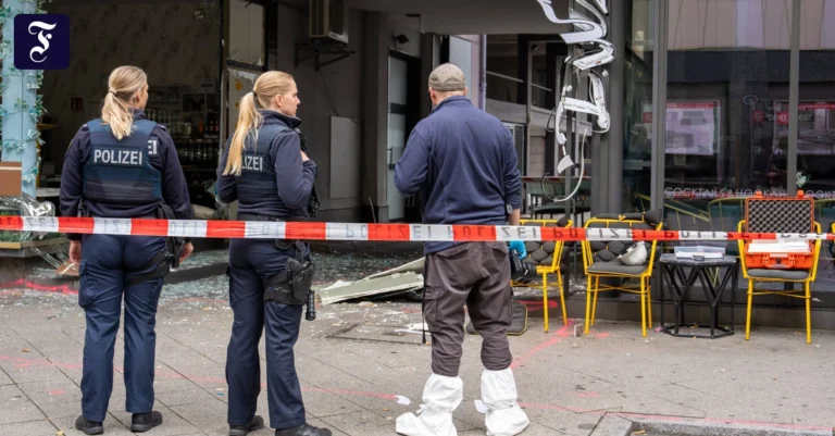 polizisten-stehen-vor-der.webp.webp