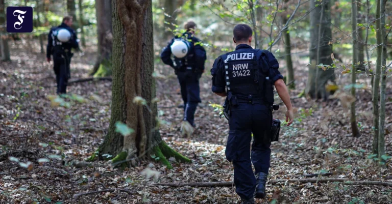 polizisten-suchen-am-sonntag.webp.webp