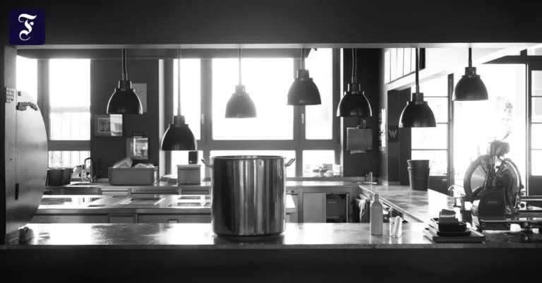 restaurantkueche-symbolbild.webp.webp