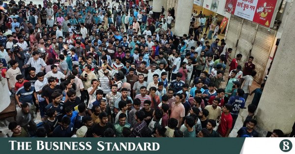 ru_students_at_rajshahi_rail_station.jpg
