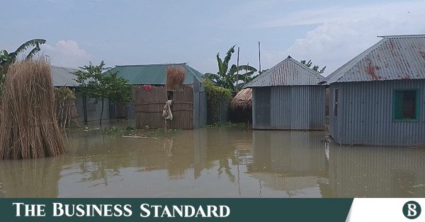 stranded_village_in_padma_river.jpg
