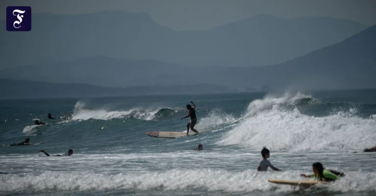 surfer-sind-am-strand-von.webp.webp