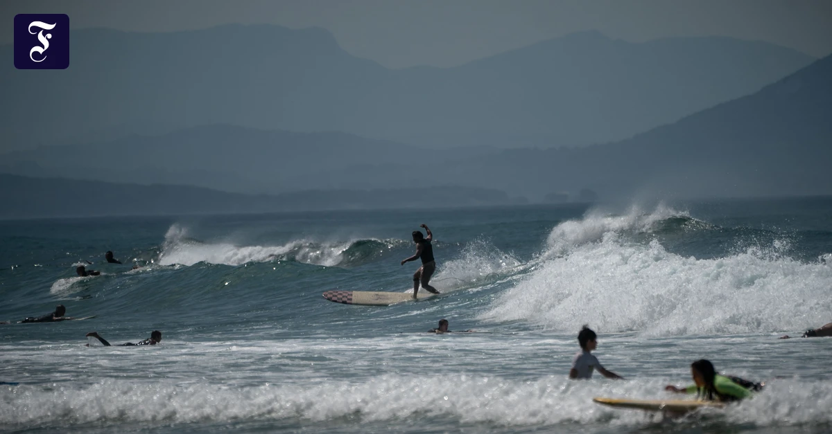 surfer-sind-am-strand-von.webp.webp
