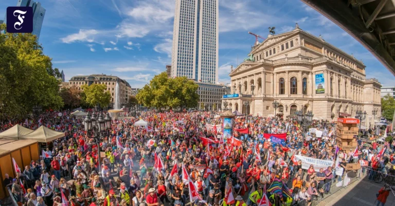 tausende-auf-dem-opernplatz-in.webp.webp