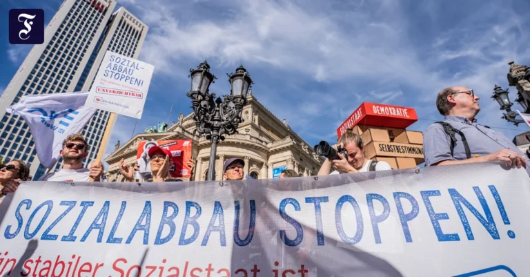 teilnehmer-stehen-mit-einem.webp.webp