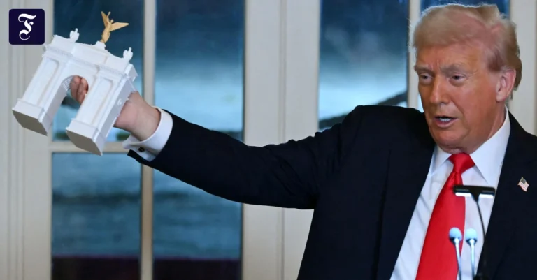 trump-mit-einem-modell-des-von.webp.webp